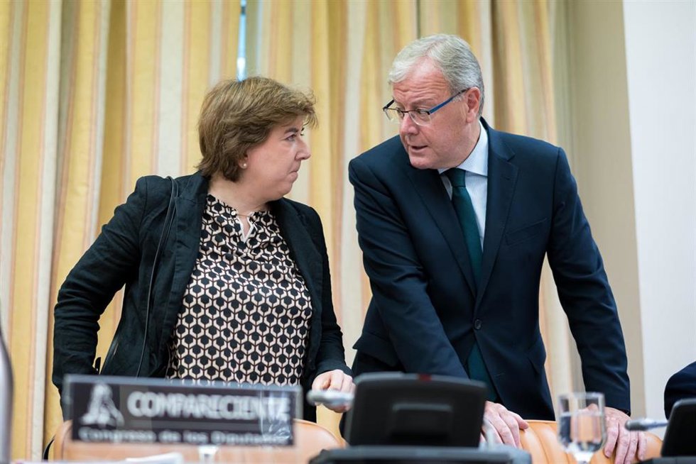 La presidenta interina del Consejo de Administración de la Corporación RTVE, Concepción Cascajosa y el senador del PP, Antonio Silván Rodríguez, en la Comisión Mixta de Control Parlamentario de la Corporación RTVE y sus Sociedades, en el Congreso de los