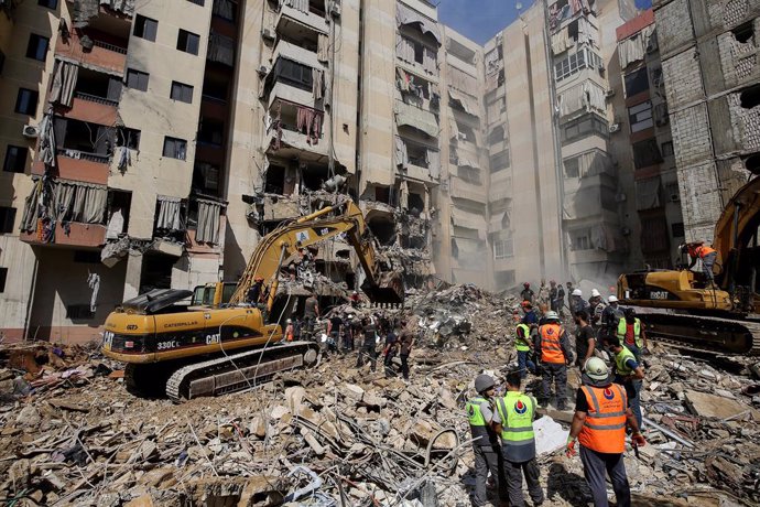 21 September 2024, Lebanon, Beirut: Civil Defense workers are seen at the site of the Israeli air raid attack in Beirut southern suburb. The death toll from the Israeli attack on Beirut's southern suburbs, a hotbed of the pro-Iranian Hezbollah movement, h