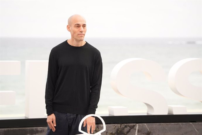 El director Joshua Oppenheimer en el photocall de la película ‘The End’, durante la 72 edición del Festival de Cine de San Sebastián, a 23 de septiembre de 2024, en San Sebastián, Guipúzcoa, País Vasco (España). El filme, dirigido por Joshua Oppenheimer, 