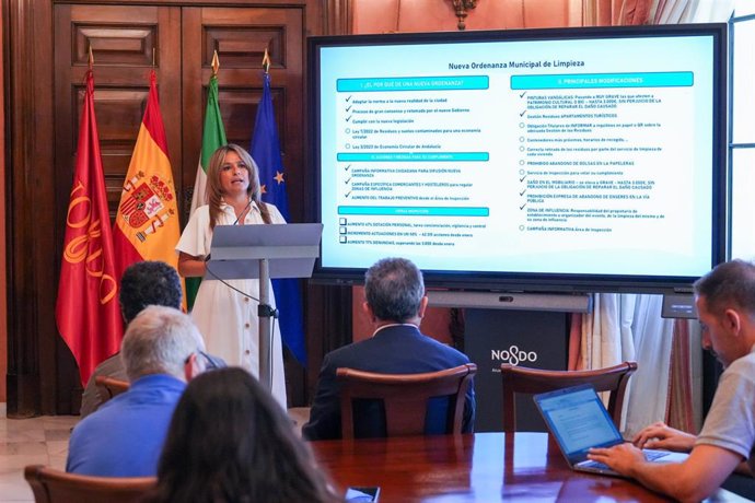 Archivo - La delegada del Área de Limpieza en el Ayuntamiento de Sevilla, Evelia Rincón.