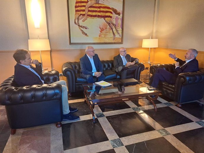 El presidente nacional de CSIF, el zaragozano Miguel Borra, y el presidente autonómico del sindicato, José Luis Santafé, se han reunido con el presidente de Aragón, Jorge Azcón y con el consejero de Hacienda, Roberto Bermúdez de Castro