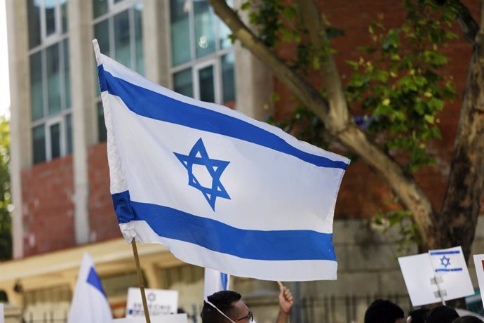 (Foto de ARCHIVO)  Varias personas con banderas de Israel durante una concentración de  la Federación de Comunidades Judías de España (FCJE), frente a la Embajada de Israel, a 20 de mayo de 2021, en Madrid (España). La concentración se produce en plena