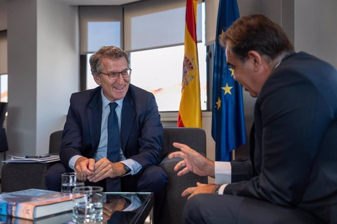 El líder del PP, Alberto Núñez Feijóo, se ha reunido esta tarde con Margaritis Schinas, vicepresidente de la Comisión Europea.