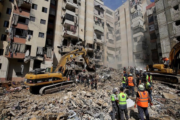21 September 2024, Lebanon, Beirut: Civil Defense workers are seen at the site of the Israeli air raid attack in Beirut southern suburb. The death toll from the Israeli attack on Beirut's southern suburbs, a hotbed of the pro-Iranian Hezbollah movement,