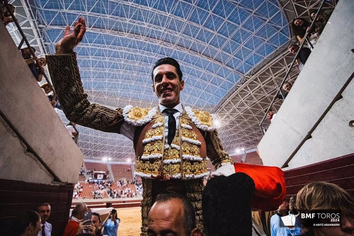 El torero extremeño Alejandro Talavante sale por la puerta grande de la plaza de toros de Logroño