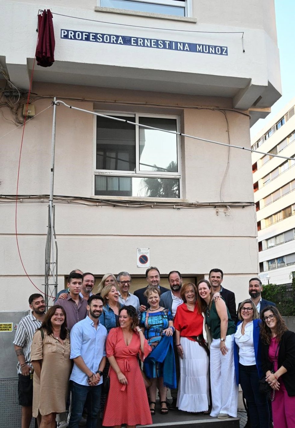 El alcalde de Cádiz, Bruno García, y el resto de autoridades y público en general que ha acudido a la develación de la placa de la calle dedicada a la profesora Ernestina Muñoz.