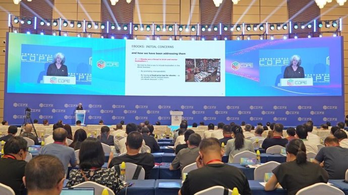 Virginie Clayssen, chair of Syndicat national de l'édition Digital Commission, delivers a keynote speech at the main forum of the 14th China International Digital Publishing Expo held in China’s southern Hainan Province on September 21. (Photo: Wang Cheng