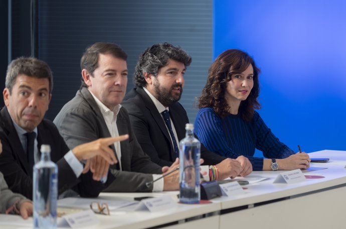 (I-D) El presidente de la Comunidad valenciana, Carlos Mazón; el presidente de Castilla y León, Alfonso Fernández Mañueco; el presidente de la Región de Murcia, Fernando López Miras; la presidenta de la Comunidad de Madrid, durante la reunión del Comité 