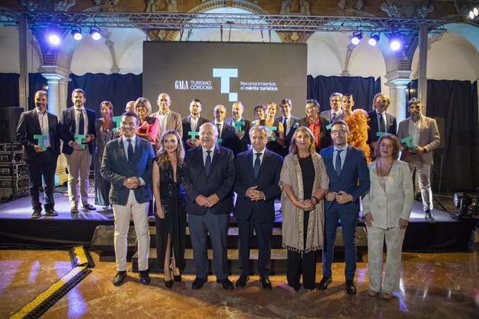 Autoridades presentes en la entrega de los Reconocimientos al Mérito Turístico 2024.