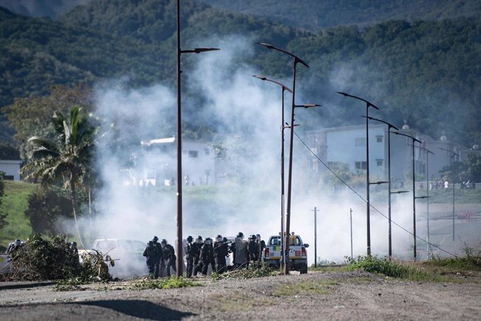 Archivo - 24 June 2024, New Caledonia, Dumbea: French gendarmes stand amid tear gas smoke as clashes break out with pro-independence protesters on Paul Emile Victor Avenue. Photo: Delphine Mayeur/AFP/dpa