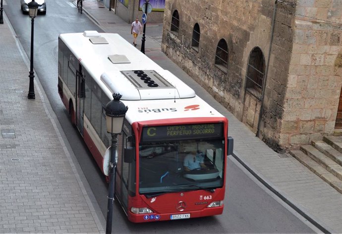 Archivo - Autobuses en Albacete