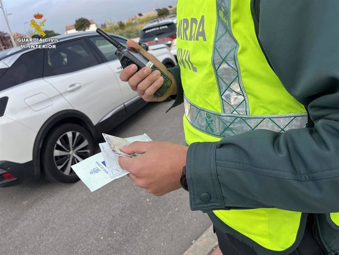 Agente de la Guardia Civil en un control de carretera.