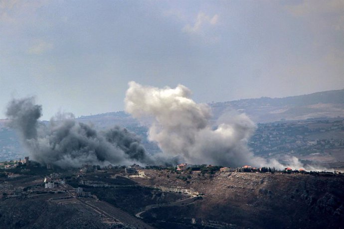 Columnas de humo tras una serie de bombardeos ejecutados por el Ejército de Israel contra la localidad de Yabal al Rihan, en el sur de Líbano (archivo)