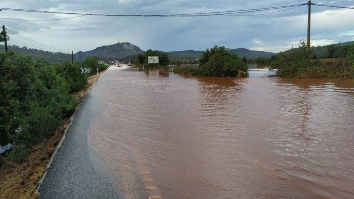 Archivo - Carretera inundada en Menorca.