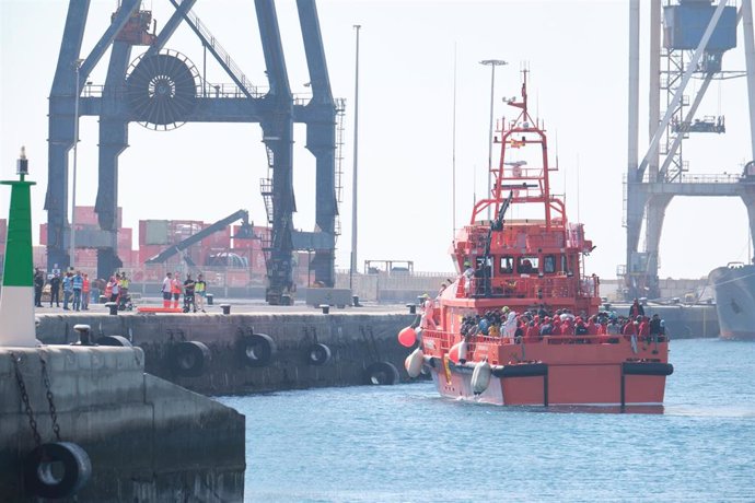 El barco Guardamar Talia de Salvamento Marítimo traslada alrededor de 178 personas a Puerto del Rosario, a 23 de septiembre de 2024, en Puerto del Rosario, Fuerteventura, Canarias (España).