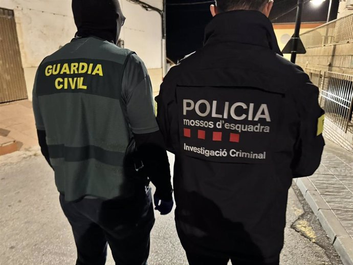 Agentes de la Guardia Civil y de los Mossos d'Esquadra