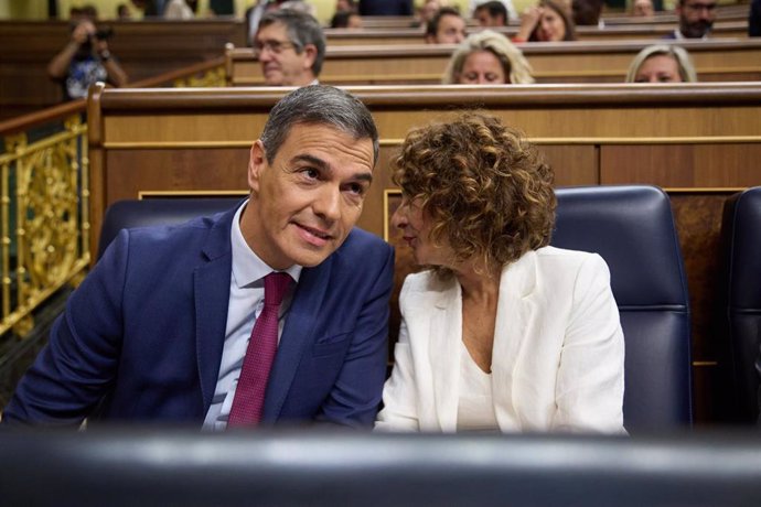 El presidente del Gobierno, Pedro Sánchez y la vicepresidenta primera y ministra de Hacienda, María Jesús Monetero, durante una sesión de control al Gobierno, en el Congreso de los Diputados, a 18 de septiembre de 2024, en Madrid (España). Durante la sesi