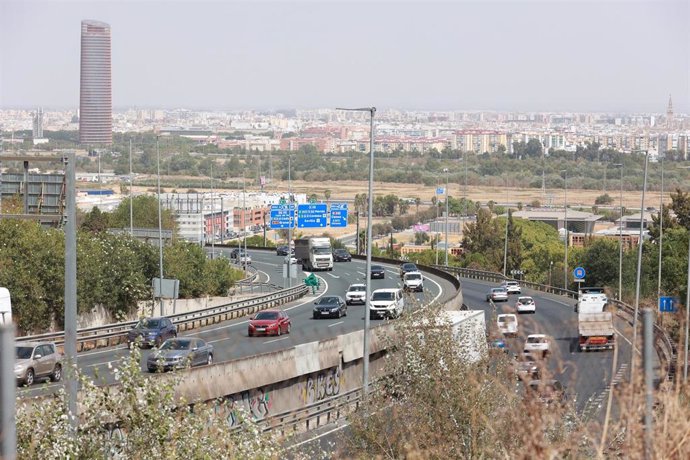 Vehículos circulando en los accesos a Sevilla