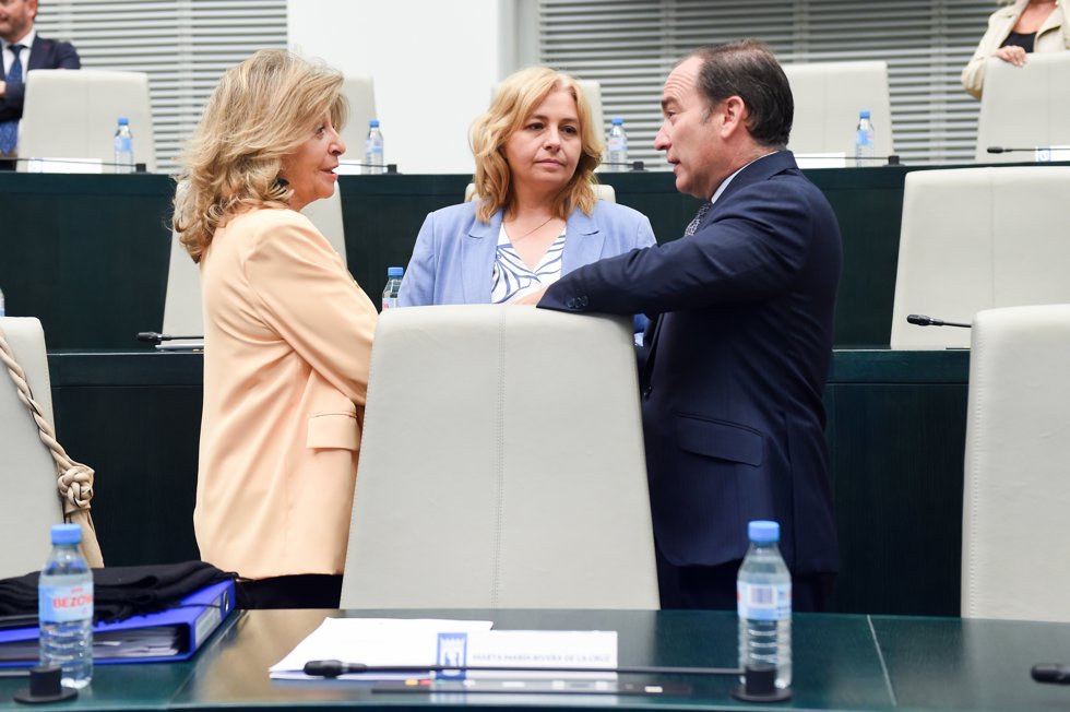 La vicealcaldesa de Madrid, Inmaculada Sanz (c) y el segundo teniente de Alcalde de Madrid, Borja Carabante (d), durante un pleno del Ayuntamiento de Madrid, en el Palacio de Cibeles, a 24 de septiembre de 2024, en Madrid (España).