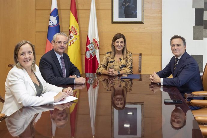 0 La Presidenta De Cantabria, María José Sáenz De Buruaga, Recibe Al Embajador De La República De Eslovenia, Robert Krmelj