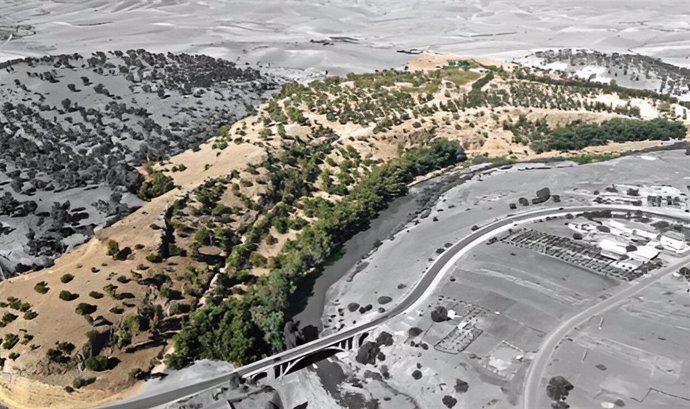 Fotografía aérea de la cresta y el río Oued Beht, resaltada en color