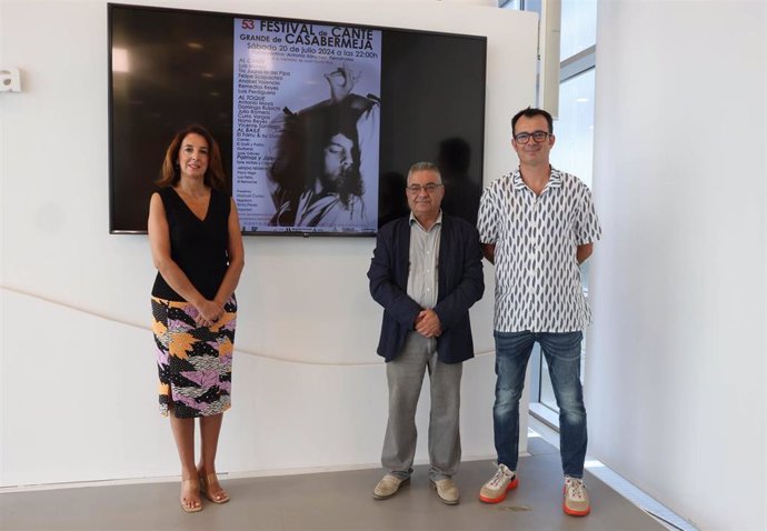 Antonio Artacho Fernández, alcalde de Casabermeja, en el centro de la imagen, durante una presentación de un festival en la localidad el pasado mes de julio.