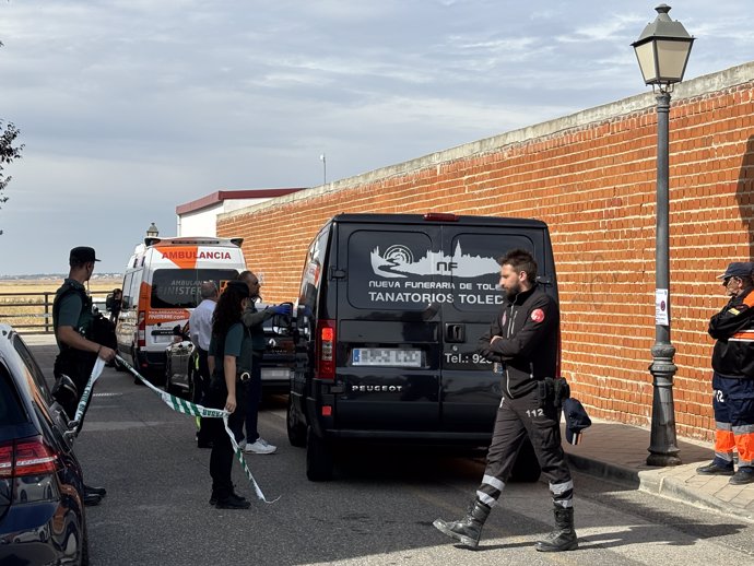 Una ambulancia y una furgoneta de un tanatorio en las inmediaciones de la Plaza de Torros de Pantoja, a 24 de septiembre de 2024, en Pantoja, Toledo, Castilla-La Mancha (España).