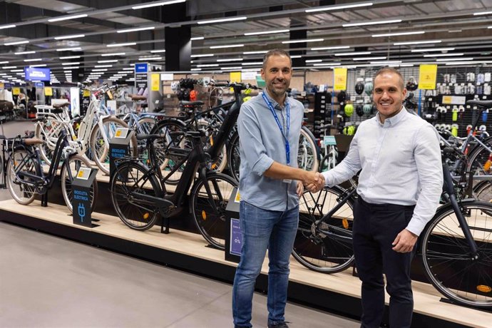 Decathlon y AMBE fomentarán el uso de la bici como medio de transporte, ocio, turismo y deporte.