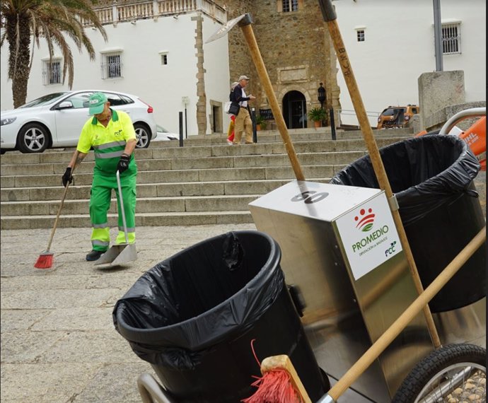 Trabajadores de limpieza en la Feria de Zafra