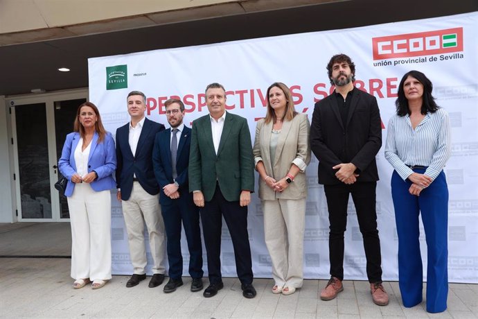 Foto de familia antes del inicio de la jornada sobre la tasa turística, en el espacio Exploraterra.