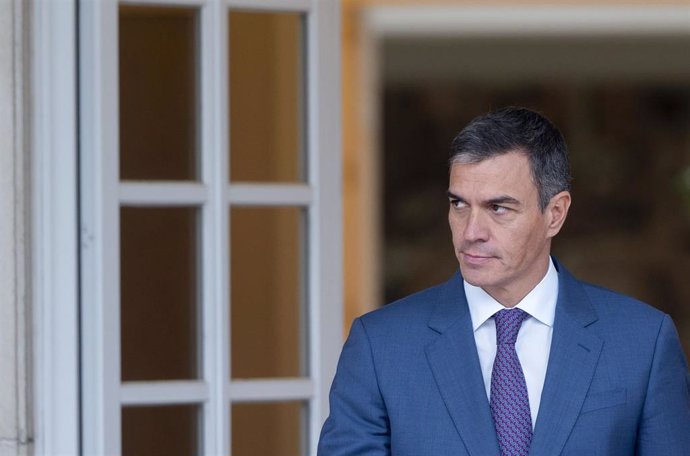 El presidente del Gobierno, Pedro Sánchez, sale a recibir al presidente de la Xunta de Galicia, en el Complejo de La Moncloa.