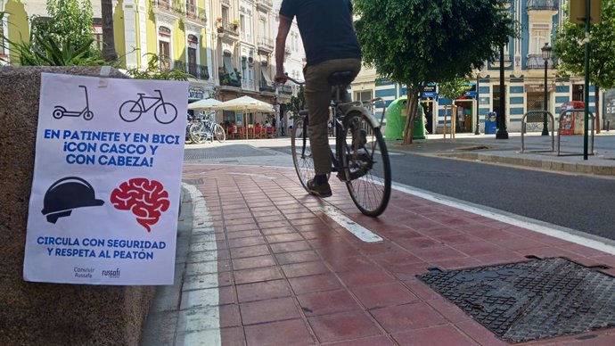 Bicicleta junt amb un cartell de convivència