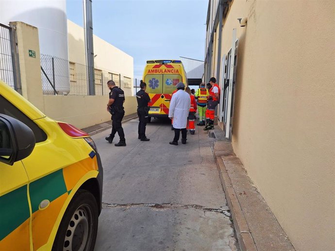 Herido grave un trabajador atrapado por una máquina de despiece de pollos en un matadero de Alcalá