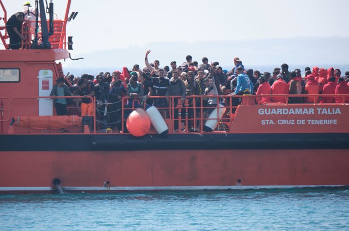 El barco Guardamar Talia de Salvamento Marítimo traslada alrededor de 180 personas a Puerto del Rosario, a 23 de septiembre de 2024, en Puerto del Rosario, Fuerteventura, Canarias (España).