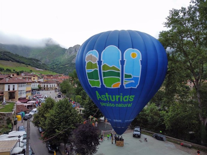 Archivo - Globo aerostático de promoción turística asturiana