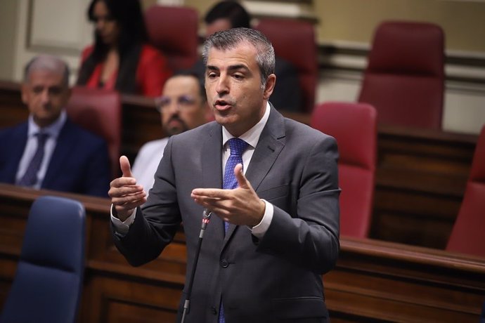 Archivo - El vicepresidente de Canarias, Manuel Domínguez, ante el Pleno del Parlamento