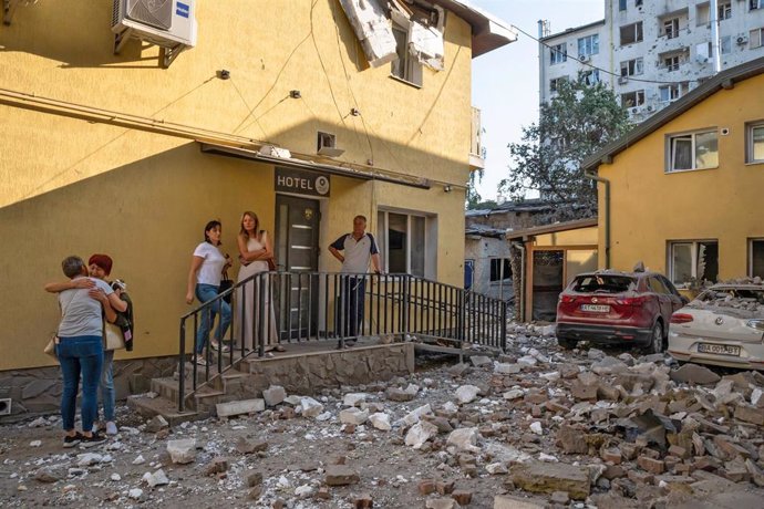 Un grupo de personas observa los escombros en Leópolis en una zona afectada por un ataque ruso