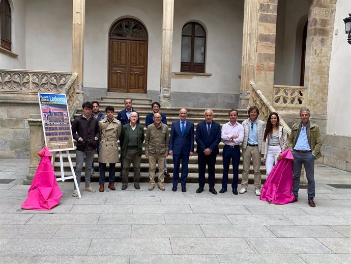 El presidente de la Diputación de Salamanca, Javier Iglesias, junto al diputado delegado de Deportes, Educación y Escuela de Tauromaquia, Jesús María Ortiz, presentan una clase magistral