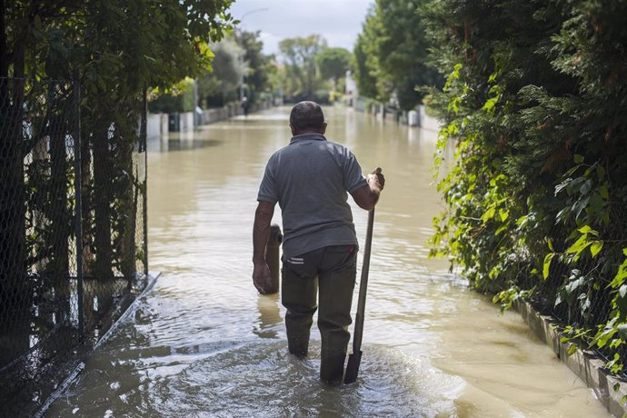 Un hombre atraviesa una zona inundada en la localidad italiana de Lugo, en Emilia Romaña