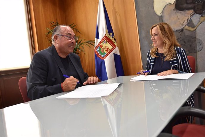 El alcalde de El Sauzal, Mariano Pérez, y la presidenta del Cabildo de Tenerife, Rosa Dávila, en la firma del convenio de cesión de la 'Casa de Camineros'