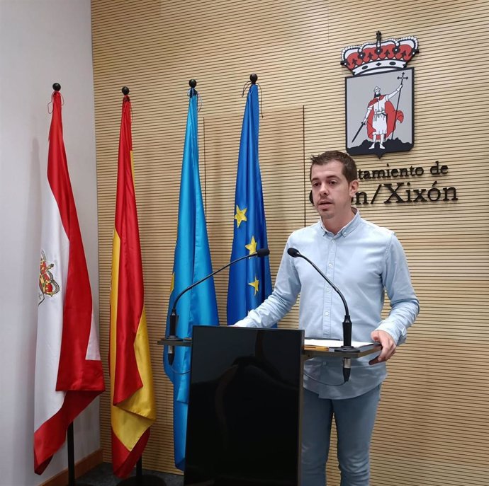 El portavoz de IU - Más País - IAS en el Ayuntamiento de Gijón, Javier Suárez Llana, en rueda de prensa en el Consistorio gijonés.