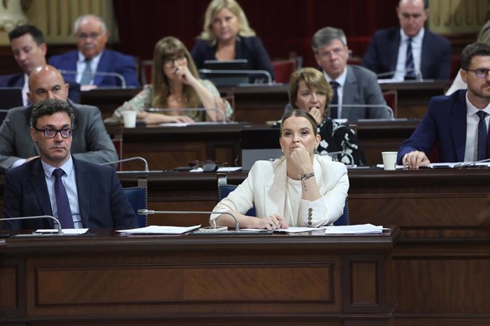 Archivo - La presidenta del Govern balear, Marga Prohes, durante un pleno en el Parlament balear. Archivo.