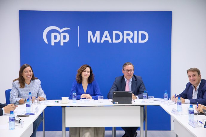 La presidenta de la Comunidad de Madrid y del PP de Madrid, Isabel Díaz Ayuso (2i), y el secretario general del PP de Madrid, Alfonso Serrano (2d), durante el Comité de Dirección del PP de Madrid, a 24 de septiembre de 2024, en Madrid (España).