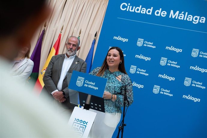 La concejala delegada de Juventud, Mercedes Martín, junto al presidente de la Agrupación de Cofradías, José Carlos Garín, ha informado este martes sobre el primer evento de estas características que se celebra en la ciudad dirigido al público juvenil