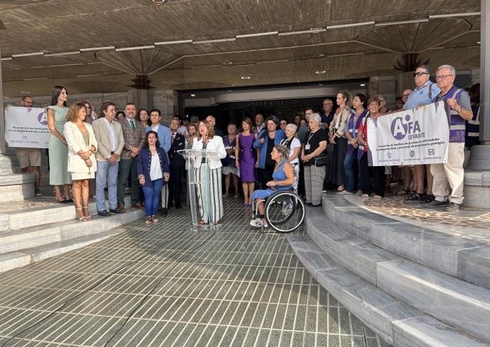 La presidenta de la Asamblea Regional, Visitación Martínez,lee el manifiesto de la Federación de Asociaciones de Familiares de Personas con Alzheimer y otras demencias de la Región de Murcia (FFEDARM)