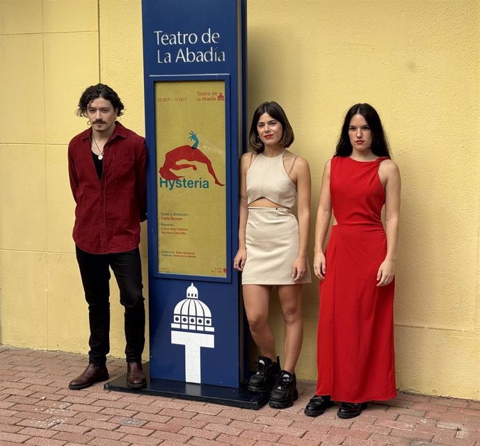 I-D: Mariano Estudillo, Carla Nyman y Lluna Issa Casterà durante la presentación de 'Hysteria', cuyo estreno acoge Teatro de La Abadía.