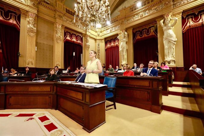 La presidenta del Govern, Marga Prohens, en el pleno del Parlament