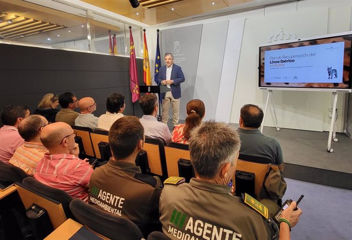 El consejero de Medio Ambiente, Universidades, Investigación y Mar Menor, Juan María Vázquez, inauguró la jornada 'Territorio Lince, sobre la conservación y el Plan de Recuperación del lince ibérico en la Región de Murcia.