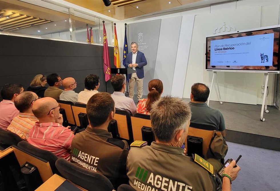 El consejero de Medio Ambiente, Universidades, Investigación y Mar Menor, Juan María Vázquez, inauguró la jornada 'Territorio Lince, sobre la conservación y el Plan de Recuperación del lince ibérico en la Región de Murcia.