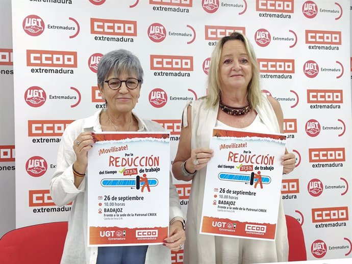 Las secretarias generales de UGT y CCOO en Extremadura, Patro Sánchez y Encarna Chacón, con los carteles de la movilización en Badajoz para la reducción de la jornada laboral.